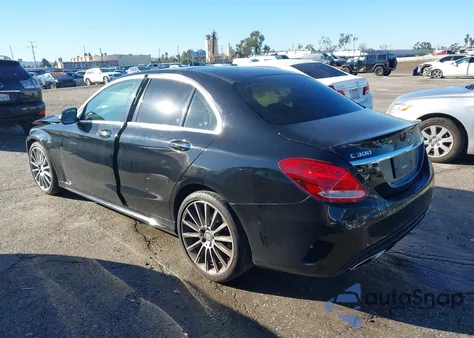 2016 Mercedes-Benz C 300 Sport z USA, uszkodzony, nr VIN 55SWF4JB2GU124250